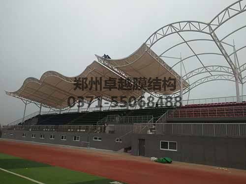 安裝膜結(jié)構(gòu)具有一定危險(xiǎn)性，需做好安全措施