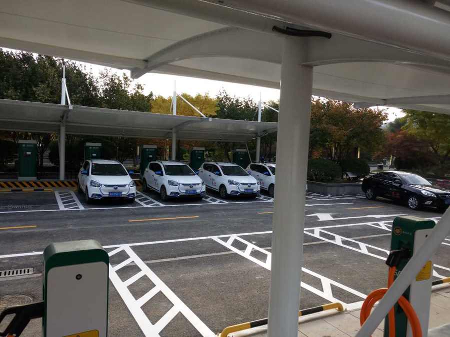 七字型的汽車停車棚，也是汽車蓬里，使用比較多的一款造型