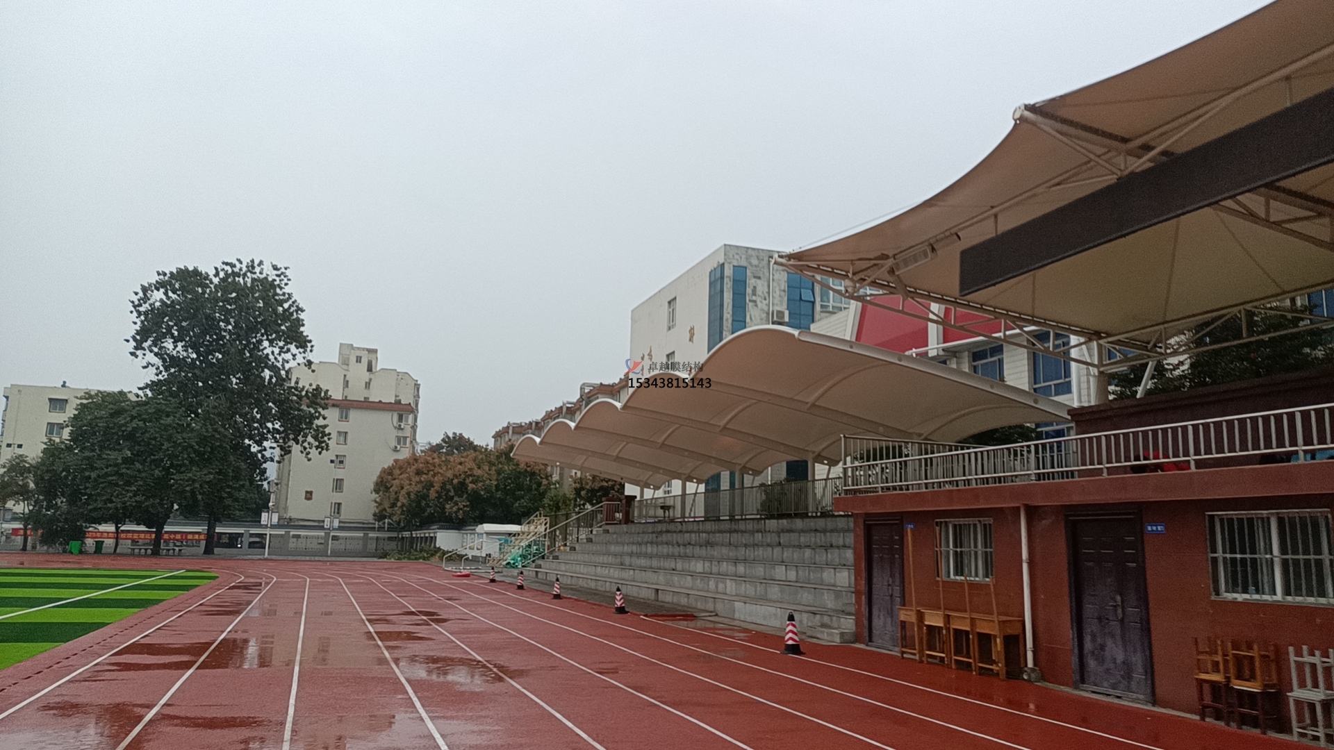學(xué)校田徑場<font color='red'>膜結(jié)構(gòu)看臺</font>遮陽棚如何選擇材料？不同材料對其性能有何影響？